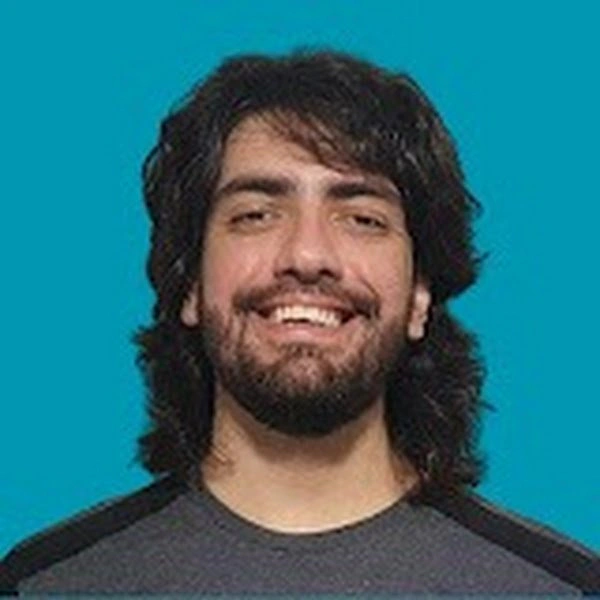 Vinícius Linhares, criador da Escola e do Estúdio de Canais Dark, sorrindo.
